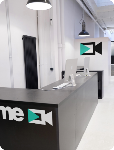 Entrée des bureaux de Proframe à Paris avec vue sur les postes de travail