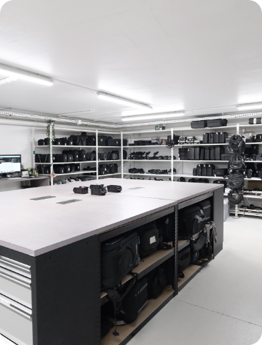 Entrepôt de stockage Proframe à Paris avec matériel photos et vidéos